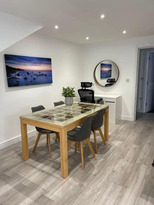 Maisy Lodge - Two Bed Lux Flat - Parking, Netflix, Wifi - Close To Blenheim Palace & Oxford - F2 Kidlington Extérieur photo