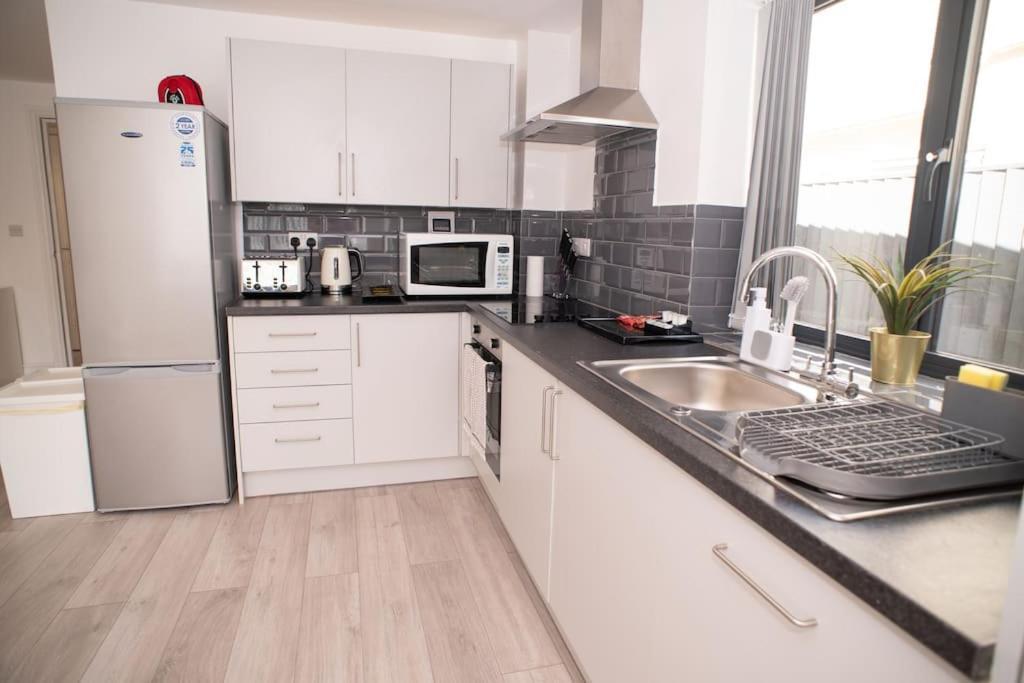 Maisy Lodge - Two Bed Lux Flat - Parking, Netflix, Wifi - Close To Blenheim Palace & Oxford - F2 Kidlington Extérieur photo
