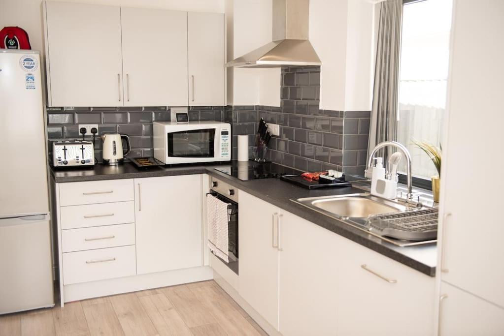 Maisy Lodge - Two Bed Lux Flat - Parking, Netflix, Wifi - Close To Blenheim Palace & Oxford - F2 Kidlington Extérieur photo