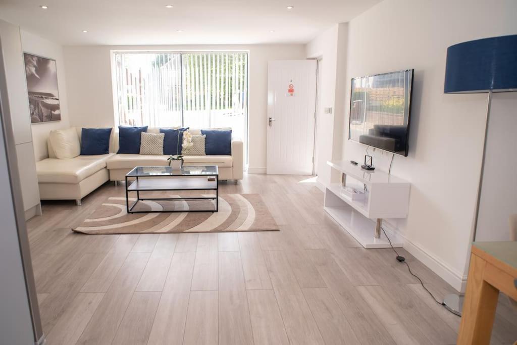 Maisy Lodge - Two Bed Lux Flat - Parking, Netflix, Wifi - Close To Blenheim Palace & Oxford - F2 Kidlington Extérieur photo