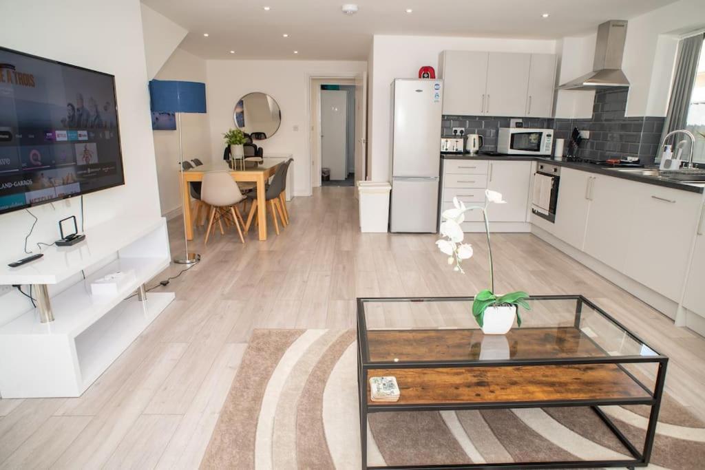 Maisy Lodge - Two Bed Lux Flat - Parking, Netflix, Wifi - Close To Blenheim Palace & Oxford - F2 Kidlington Extérieur photo