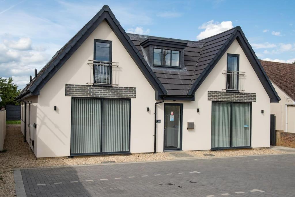 Maisy Lodge - Two Bed Lux Flat - Parking, Netflix, Wifi - Close To Blenheim Palace & Oxford - F2 Kidlington Extérieur photo