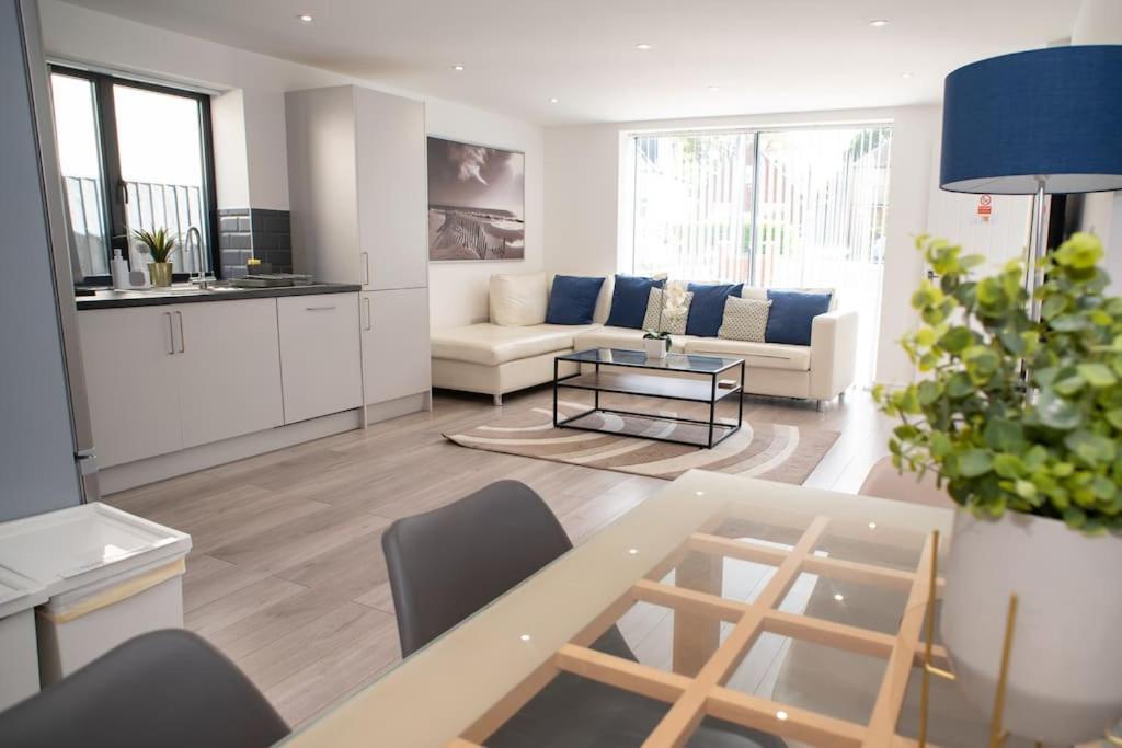 Maisy Lodge - Two Bed Lux Flat - Parking, Netflix, Wifi - Close To Blenheim Palace & Oxford - F2 Kidlington Extérieur photo